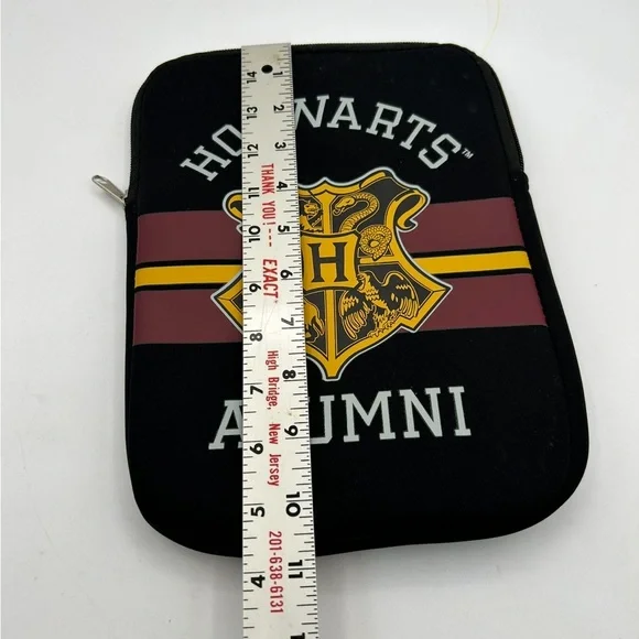 Warner Bros. Hogwarts Alumni Tablet Sleeve - Black and Gold with Hogwarts crest - Picture 4 of 5